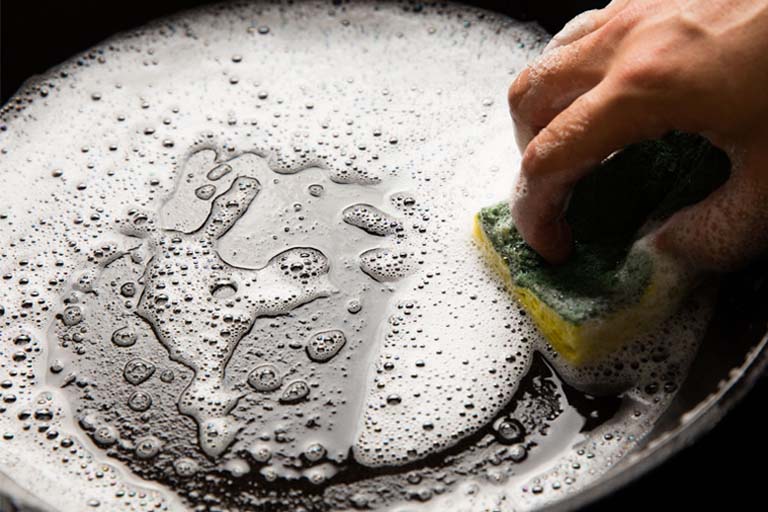 washing lodge dutch oven
